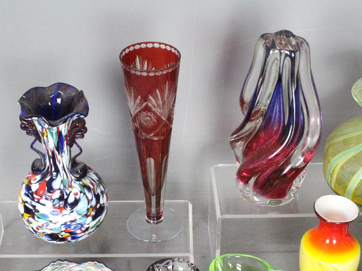 A collection of glassware to include art glass vase, cut to clear glassware, Murano glass sweets, - Image 2 of 5