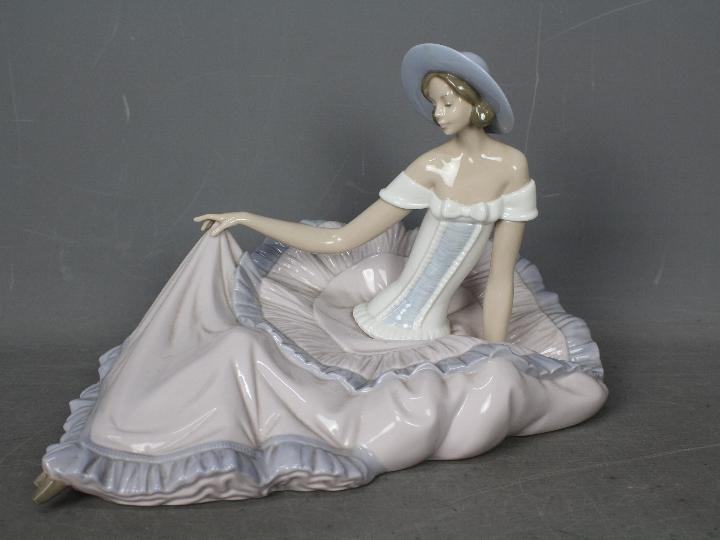 Nao - A large, boxed figurine entitled Grace, # 1265, depicting a reclining lady, - Image 2 of 3