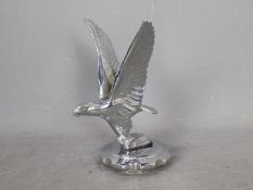 Automobilia - A chrome plated car mascot in the form of an eagle, approximately 17 cm (h).