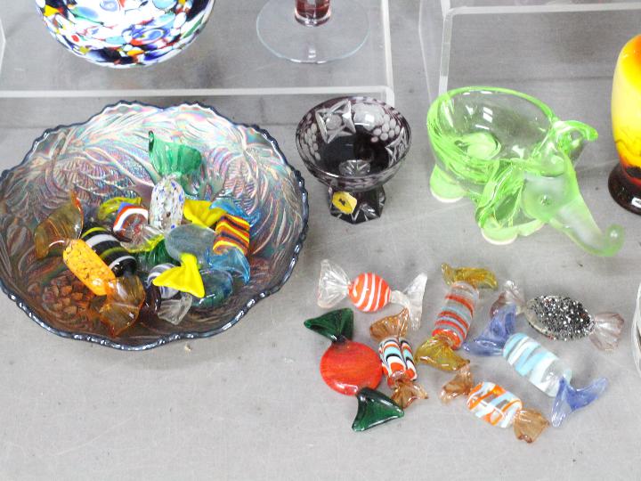 A collection of glassware to include art glass vase, cut to clear glassware, Murano glass sweets, - Image 3 of 5