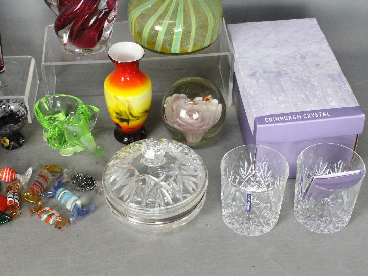 A collection of glassware to include art glass vase, cut to clear glassware, Murano glass sweets, - Image 4 of 5