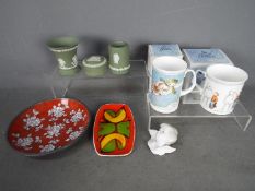 A small mixed lot of ceramics to include Wedgwood Jasperware, Royal Doulton 'Snowman', Oriental,