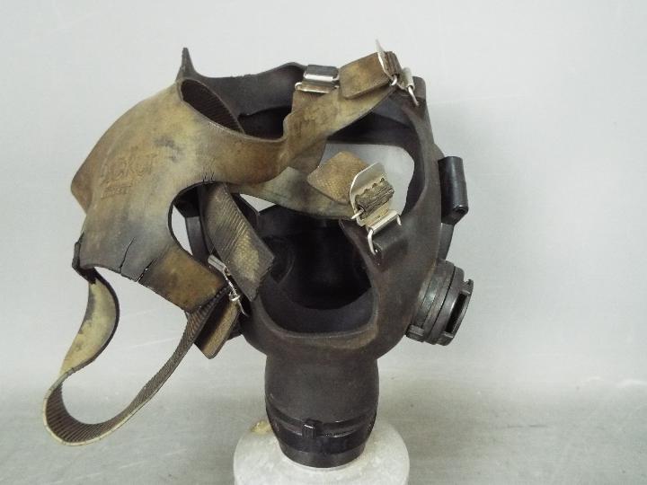 A Sekur by Pirelli Gas Mask - Image 4 of 4