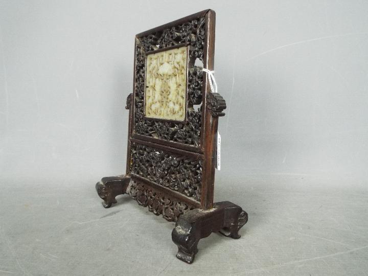 A carved wood and jade table screen, - Image 3 of 12