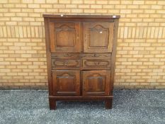 An oak side cupboard measuring approximately 142 cm x 100 cm x 52 cm.