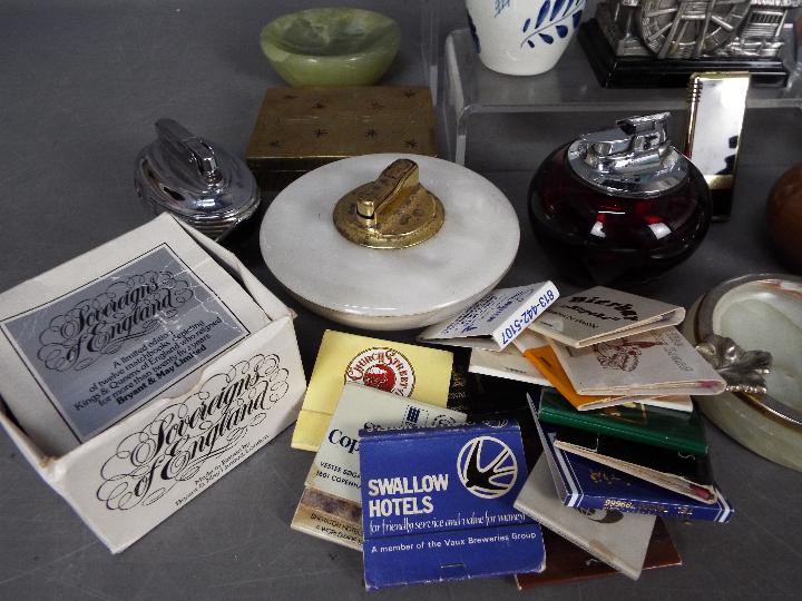 Tobacciana - a collection of vintage cigarette lighters to include Ronson, Delft, Onyx, - Image 3 of 5