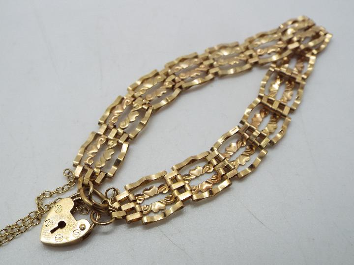 a 9ct gate link bracelet with 9ct padlock clasp and safety chain, 16 cm (l), approximately 5.