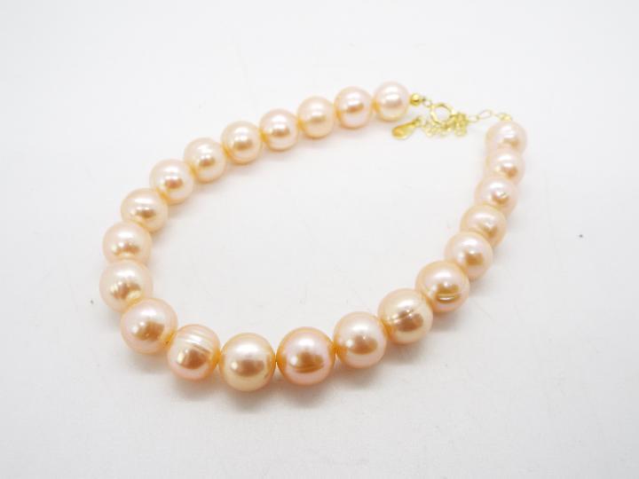 A natural coloured Pink Fresh Water Cultured Pearl bracelet, stone size 8 mm x 8.