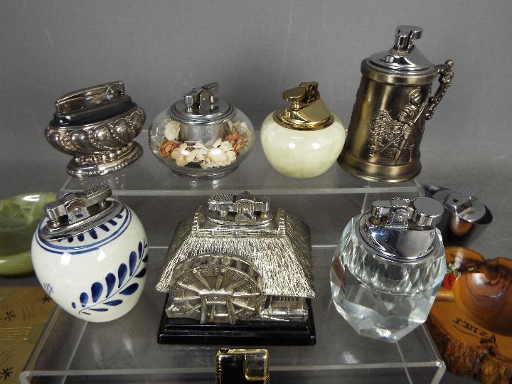 Tobacciana - a collection of vintage cigarette lighters to include Ronson, Delft, Onyx, - Image 2 of 5