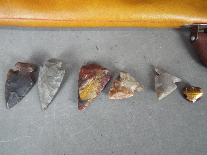 Five knapped arrow heads and a piece of tiger's eye quartz and two pool cues comprising a BCE two - Image 4 of 4