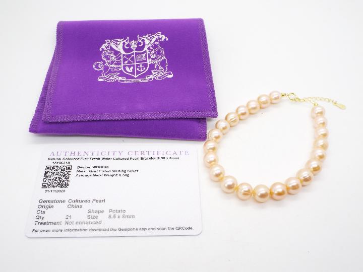 A natural coloured Pink Fresh Water Cultured Pearl bracelet, stone size 8 mm x 8. - Image 3 of 3