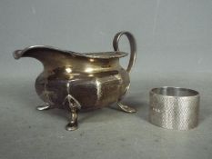 A George V hallmarked silver cream jug, Birmingham assay 1923,