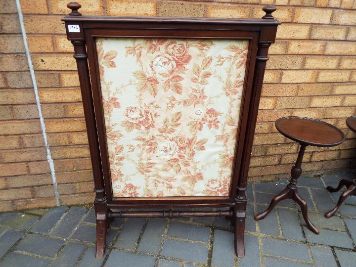Lot to include a fire screen with carved and turned detailing (102 cm height), - Image 4 of 4