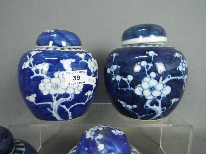 Five blue and white ginger jars and covers, largest approximately 15 cm (h). - Image 2 of 11