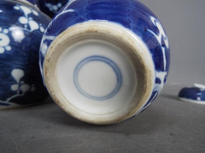 Five blue and white ginger jars and covers, largest approximately 15 cm (h). - Image 5 of 11