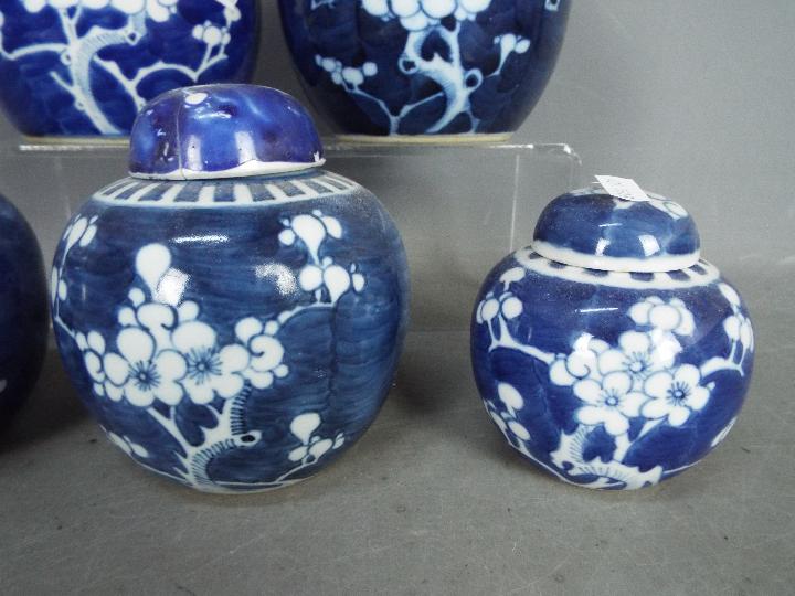 Five blue and white ginger jars and covers, largest approximately 15 cm (h). - Image 4 of 11