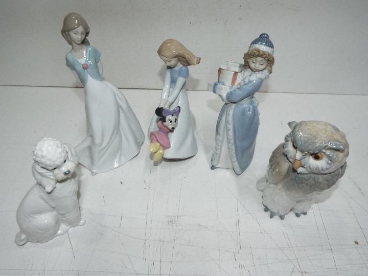 Nao by Lladro - Five pieces - Stamped and impressed marks.