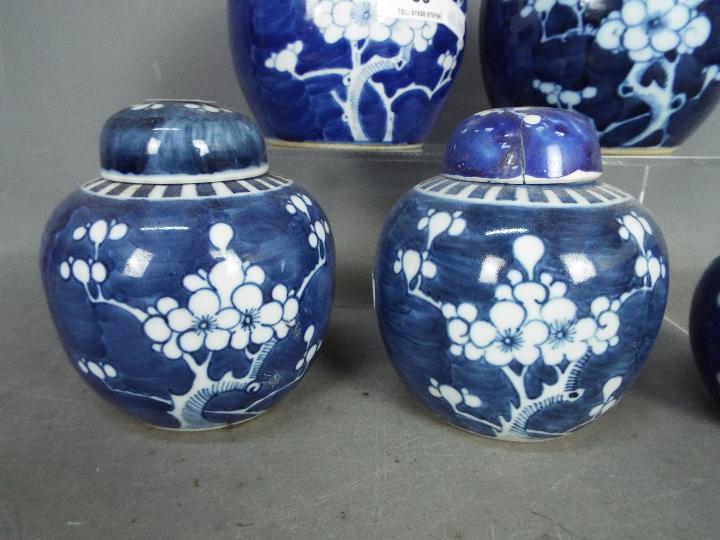 Five blue and white ginger jars and covers, largest approximately 15 cm (h). - Image 3 of 11