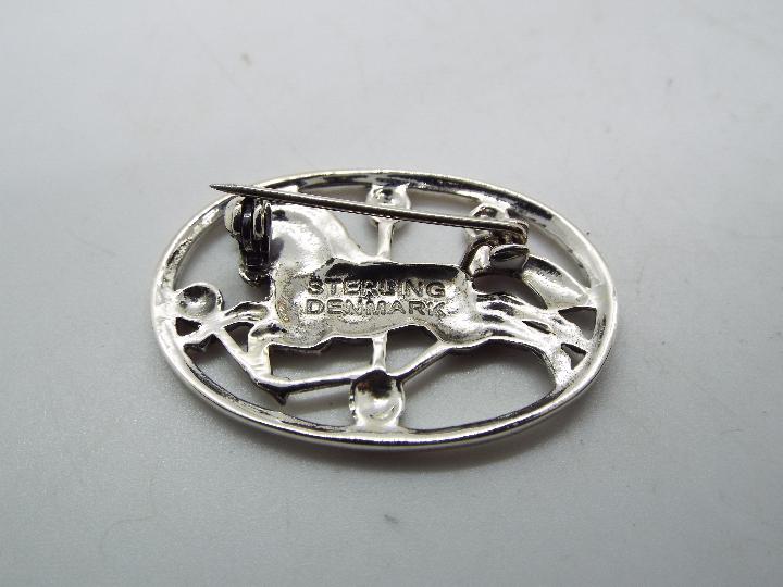 Silver - a silver brooch with a horse design, - Image 2 of 3