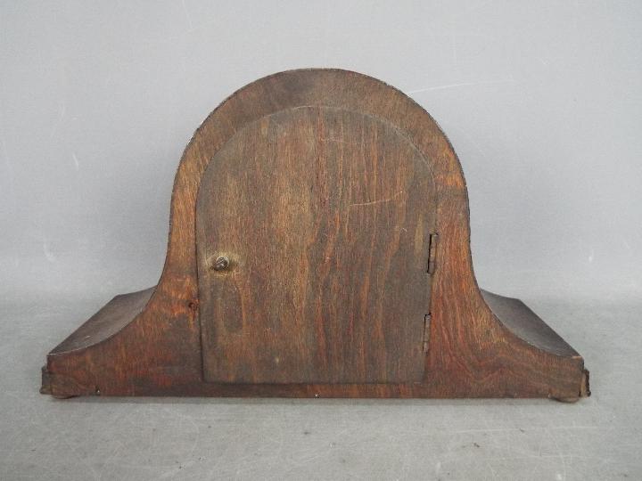 An oak cased Napoleons hat mantel clock - Image 4 of 7