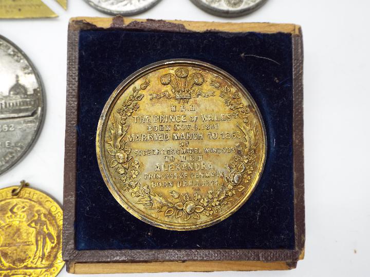 A collection of commemorative medals / medallions, Victorian, Edwardian and later. - Image 9 of 9