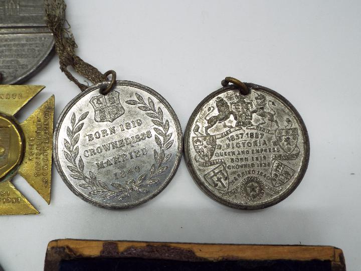 A collection of commemorative medals / medallions, Victorian, Edwardian and later. - Image 8 of 9