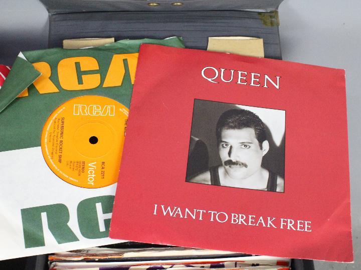 A collection of 7" vinyl records to include Queen, The Beach Boys, The Beatles, The Kinks, - Image 4 of 4