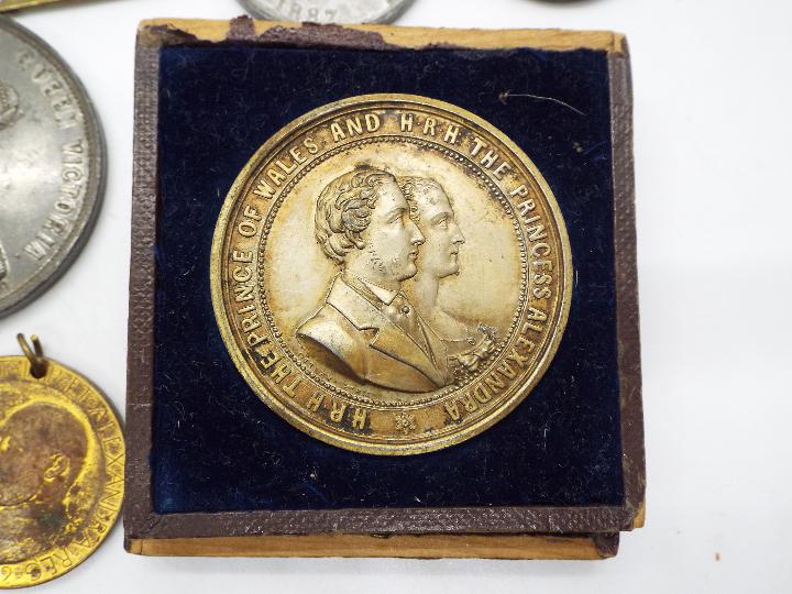 A collection of commemorative medals / medallions, Victorian, Edwardian and later. - Image 5 of 9