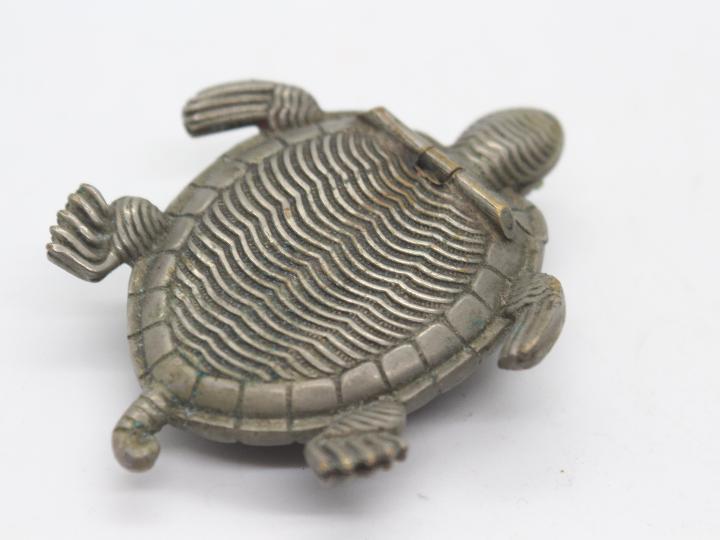 A late 19th or early 20th century white metal vesta case in the form of a turtle, - Image 4 of 7