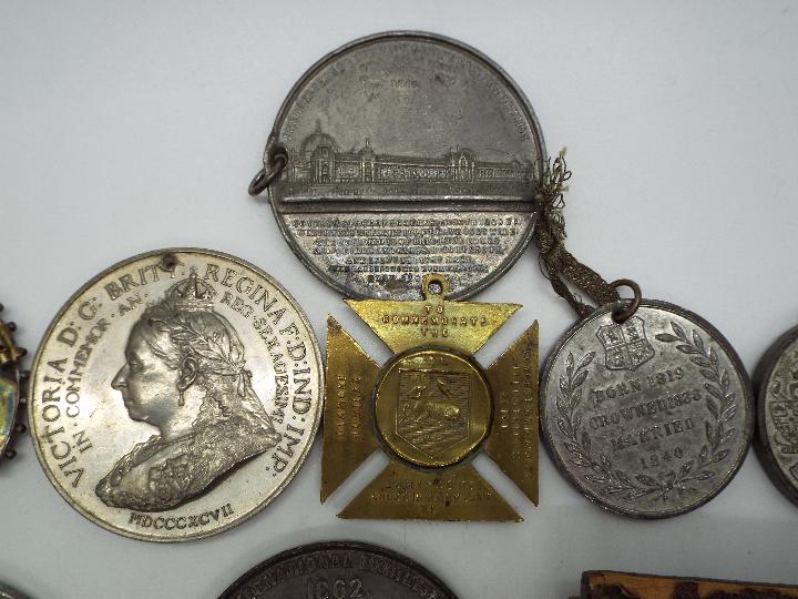 A collection of commemorative medals / medallions, Victorian, Edwardian and later. - Image 7 of 9