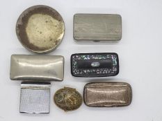 A collection of snuff boxes to include white metal examples and similar