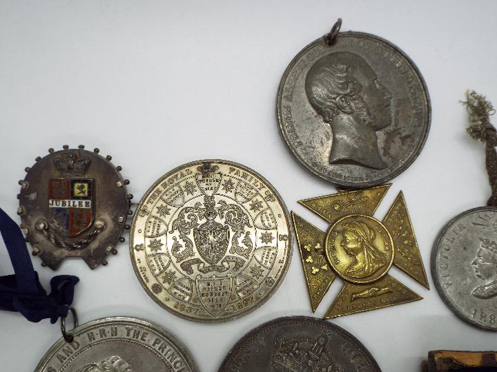 A collection of commemorative medals / medallions, Victorian, Edwardian and later. - Image 3 of 9