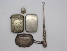 Lot to include a silver handled button hook, silver Sherry bottle label, silver thimble,