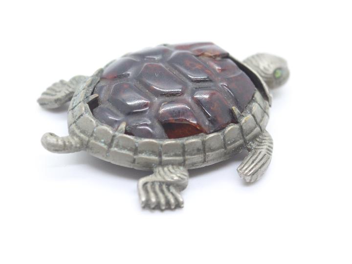 A late 19th or early 20th century white metal vesta case in the form of a turtle, - Image 5 of 7