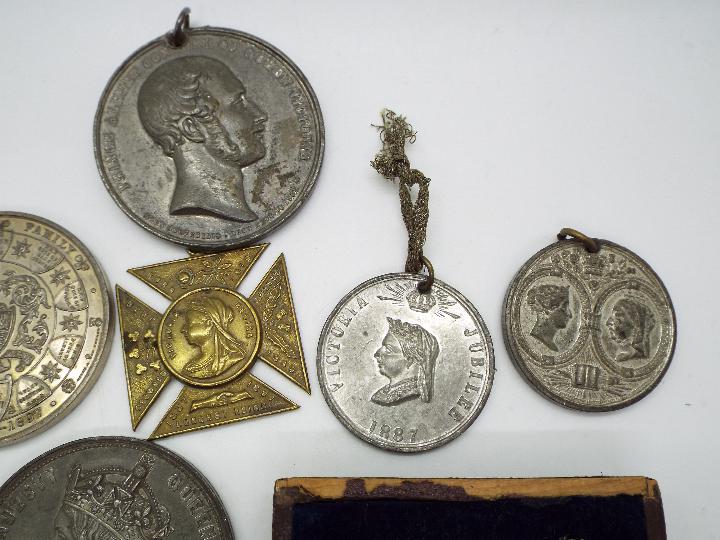 A collection of commemorative medals / medallions, Victorian, Edwardian and later. - Image 4 of 9