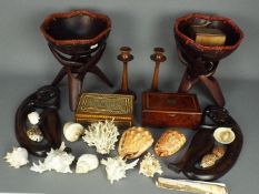 Lot comprising treen, shells, wooden boxes and similar.