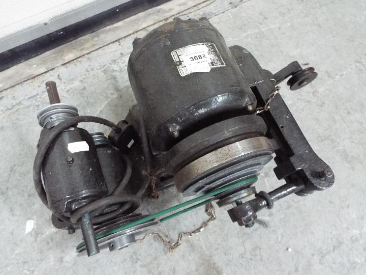 Motor for Pultra. 10mm Lathe with clutch mechanism. 22cm high. - Image 2 of 3