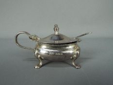 A George V hallmarked silver mustard pot, Birmingham assay 1914,