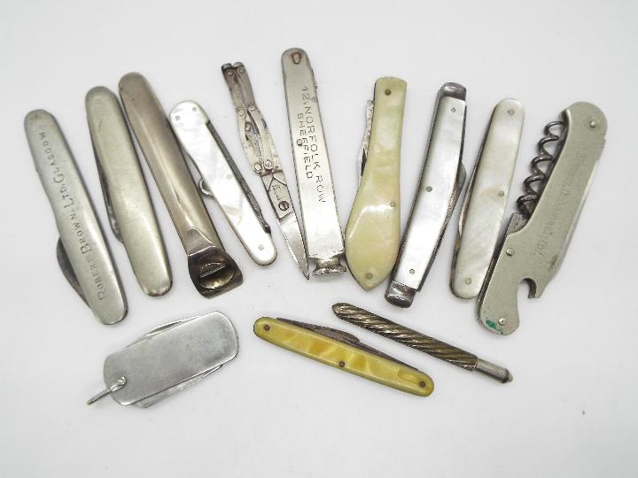 A small collection of folding pocket knives and similar.