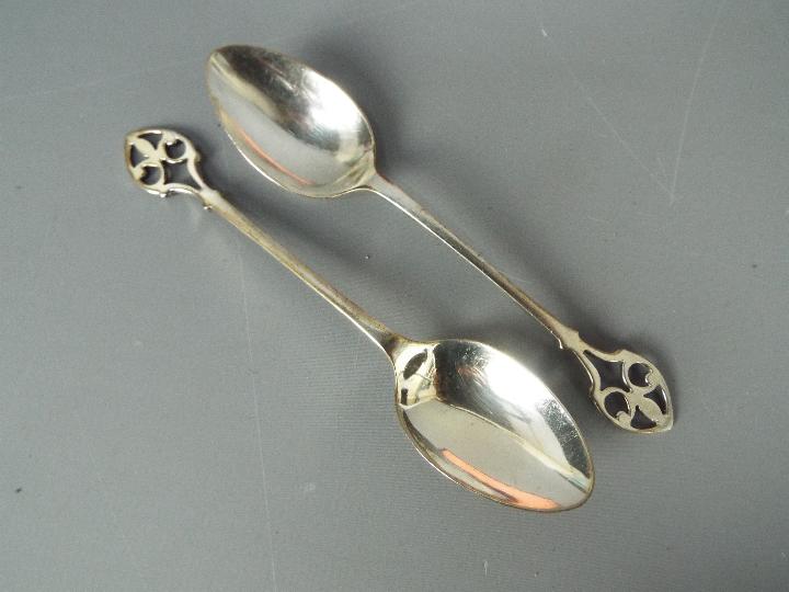 A cased set of George V hallmarked silver coffee spoons and sugar tongs (one spoon lacking), - Image 4 of 6