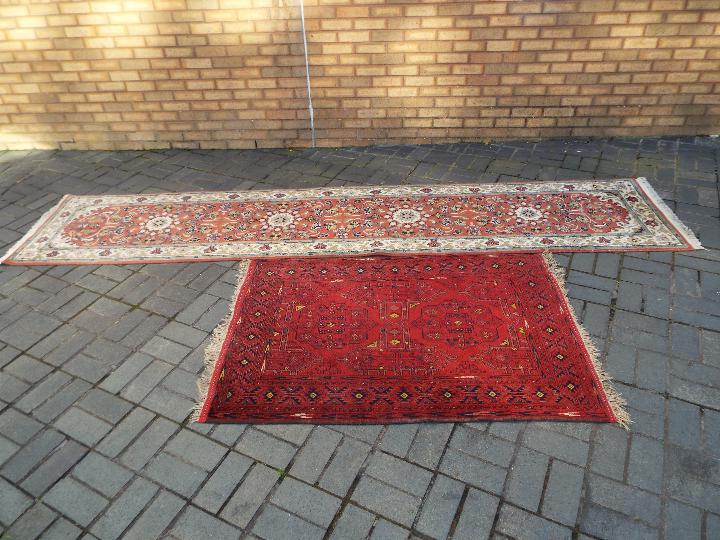 A rug measuring approximately 155 cm x 105 cm and a runner 375 cm x 80 cm.