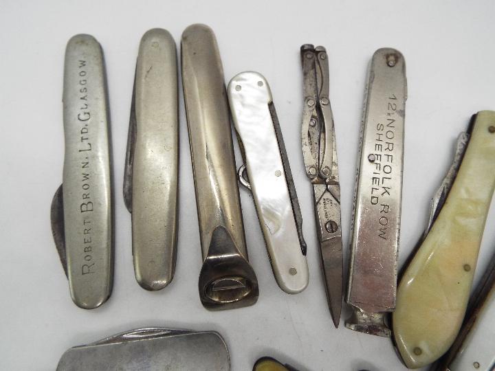 A small collection of folding pocket knives and similar. - Image 2 of 4