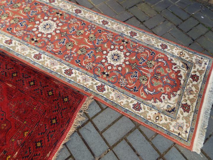 A rug measuring approximately 155 cm x 105 cm and a runner 375 cm x 80 cm. - Image 3 of 3