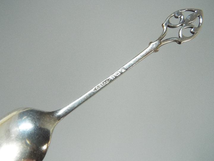 A cased set of George V hallmarked silver coffee spoons and sugar tongs (one spoon lacking), - Image 5 of 6