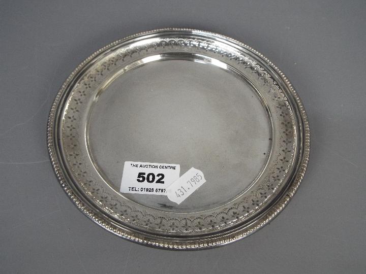 A Victorian hallmarked silver card tray, Sheffield assay 1899,