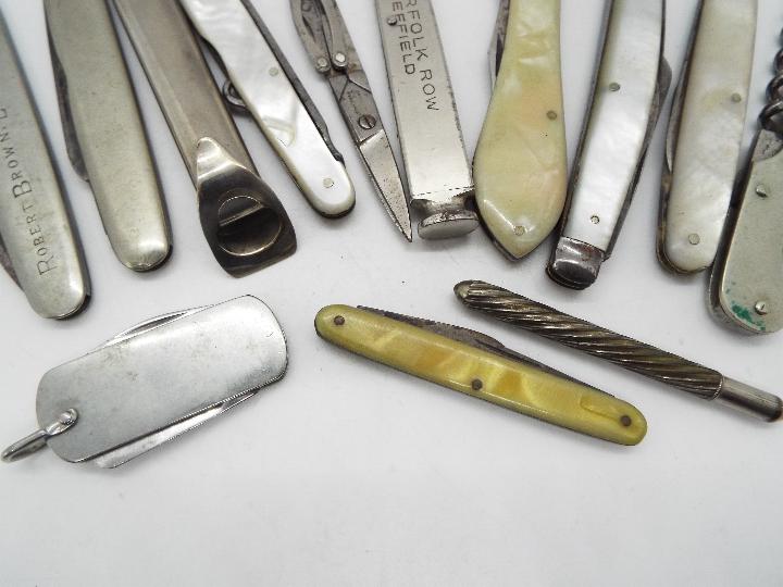 A small collection of folding pocket knives and similar. - Image 4 of 4