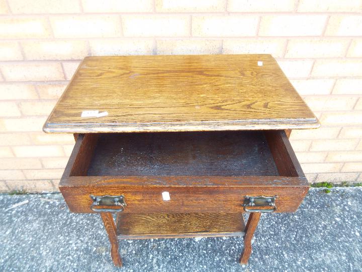 A small oak side table measuring approximately 75 cm x 61 cm x 37 cm - Image 2 of 2