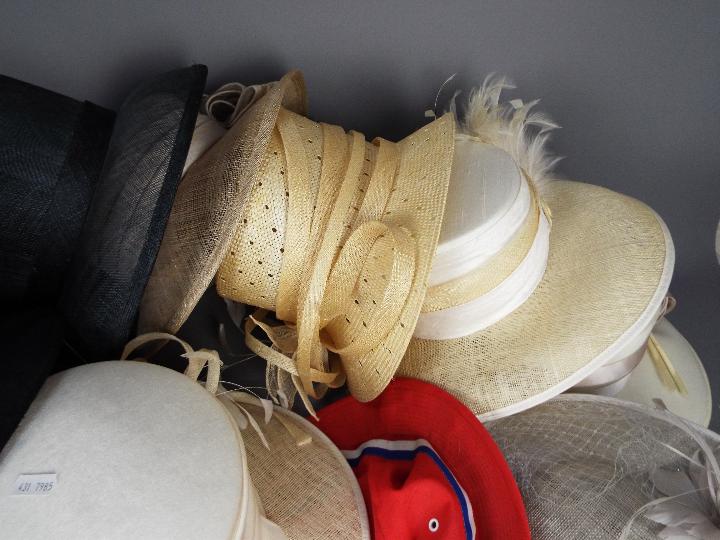 A hat box and a quantity of lady's hats. - Image 2 of 3