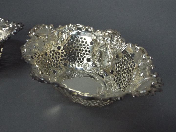 A pair of Edward VII hallmarked silver sweetmeat bowls, Sheffield assay 1904, - Image 3 of 4