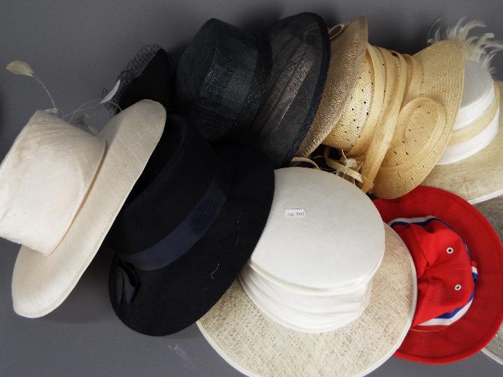A hat box and a quantity of lady's hats. - Image 3 of 3